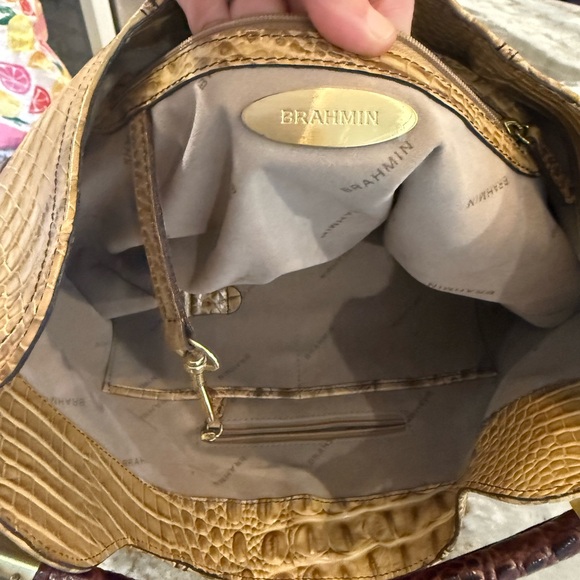 Gorgeouss Excellent condition barely used very large brahmin handbag - Picture 8 of 9